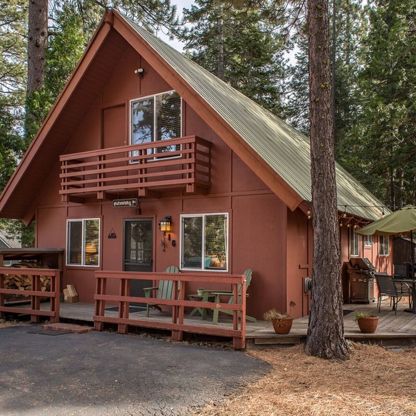Charming West Shore Chalet, Great Location, Close to the Lake, Hiking and Biking