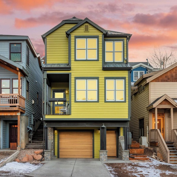 Chartreuse by AvantStay | Hot Tub + Patio | Modern Cabin Minutes to Main Street