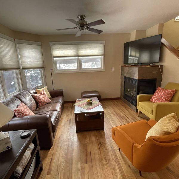 Cheerful 2 Bdrm/1.5 Bath Pearl St. Condo