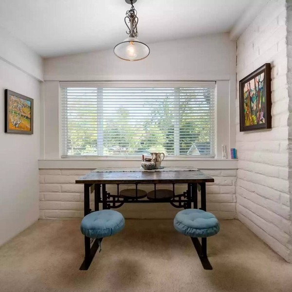 Cheerful 2 bedroom 2 bath Cottage with fireplace