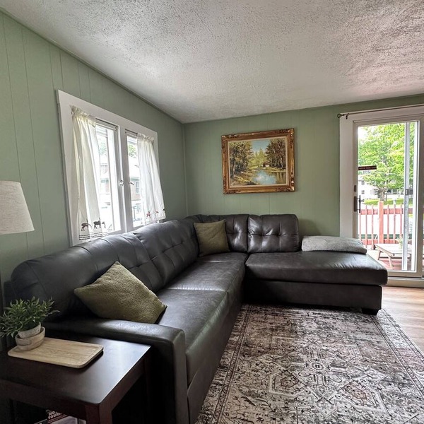 Cheerful 2nd Floor Unit w/balcony