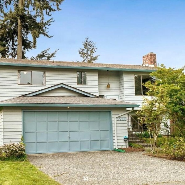 Cheerful 3-beds 3-baths home with ample parking