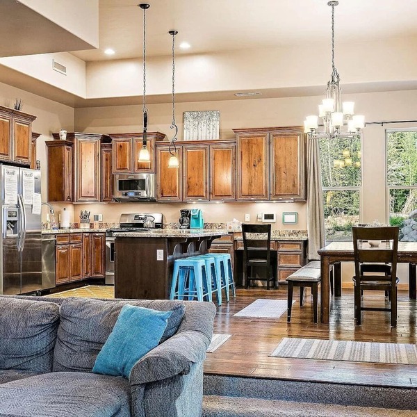Cheerful 4-bed 4 bath Cabin with Jacuzzi