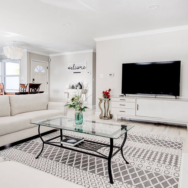 Cheerful 4-bedroom 3 bath villa with hot tub