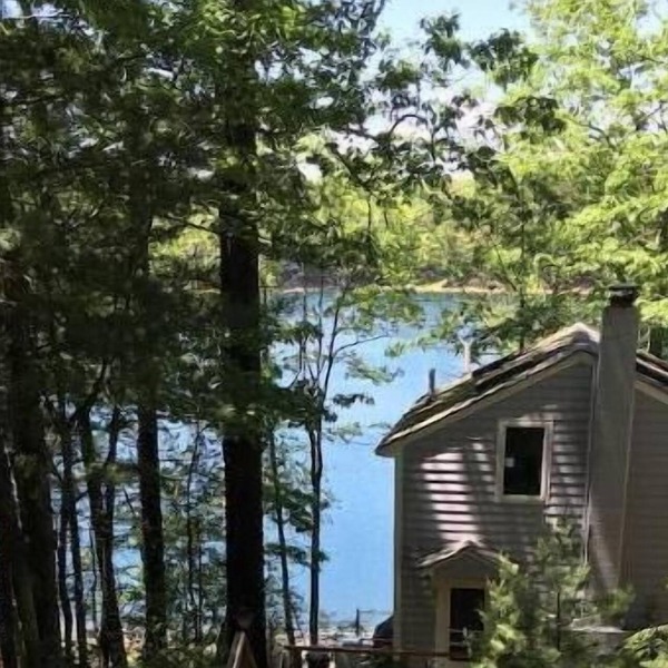 Cheerful lake-front cottage