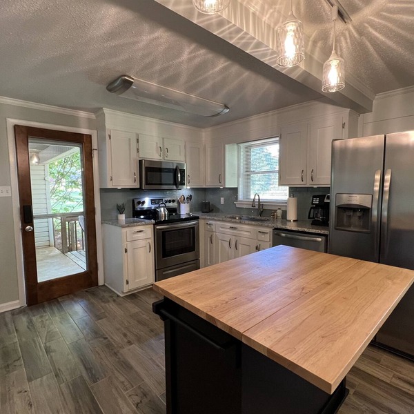 Cheerful, relaxing ranch in quiet neighborhood with fire pit