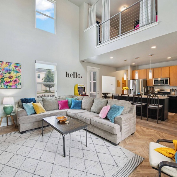 Cheerful & Spacious, Open Floorplan w/Garage & Amenities! Near Shops & Trails!