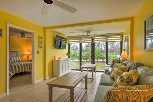 Cheery Condo with Pool Access: 3 Miles to Beach!
