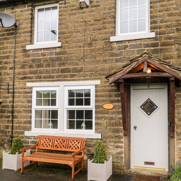 CHERRY TREE COTTAGE, pet friendly, with a garden in Harden