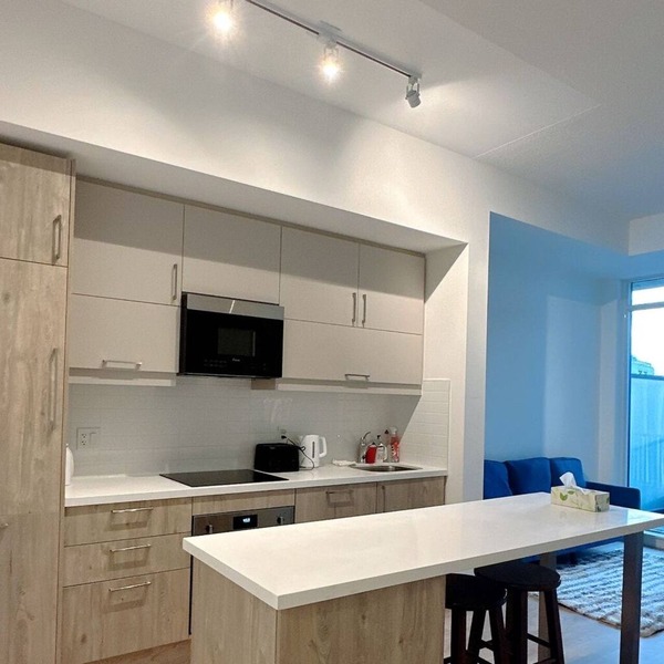Chic 2-bedroom apartment room, free parking in Downtown Markham