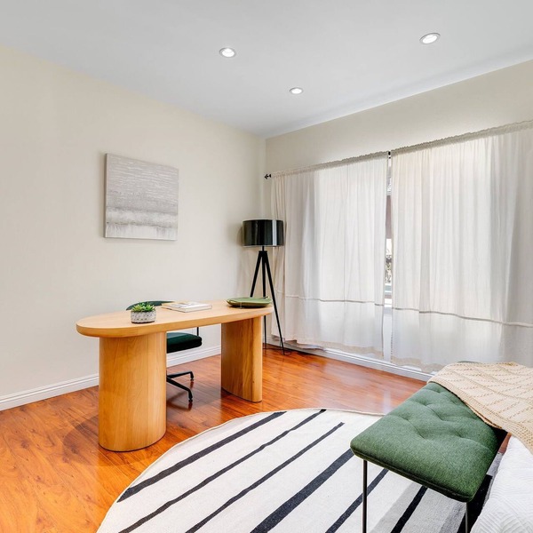 Chic 2-bedroom condo in beautiful Beverly Hills with WiFi, AC, and Pool