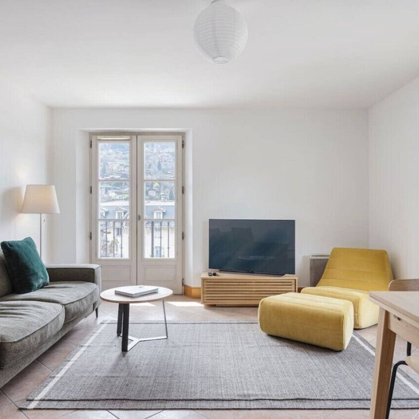 Chic 2BR City Center Apartment Free Parking and Mountain View