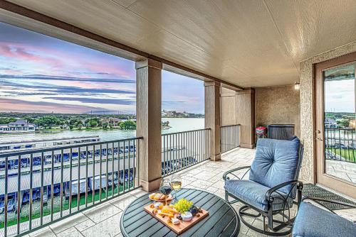 Chic 2BD with Balcony Pool Hot Tub & Marina Views
