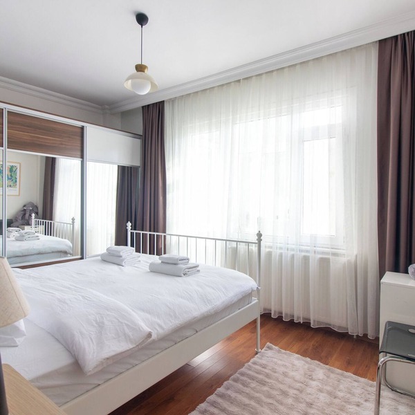 Chic 2BR Gem on Moda’s Iconic Antiques Street