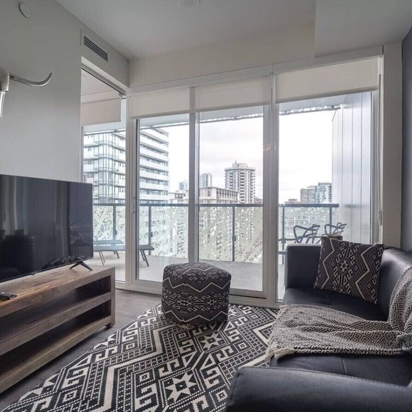 Chic 2BR Oasis with Skyline Views near Berczy Park