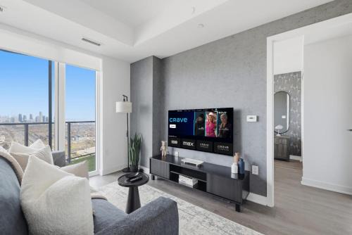 Chic 2BR Retreat Modern Comfort and Prime Location