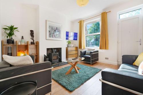 Chic 3BR Rotherham Parking WIFI By stay with us