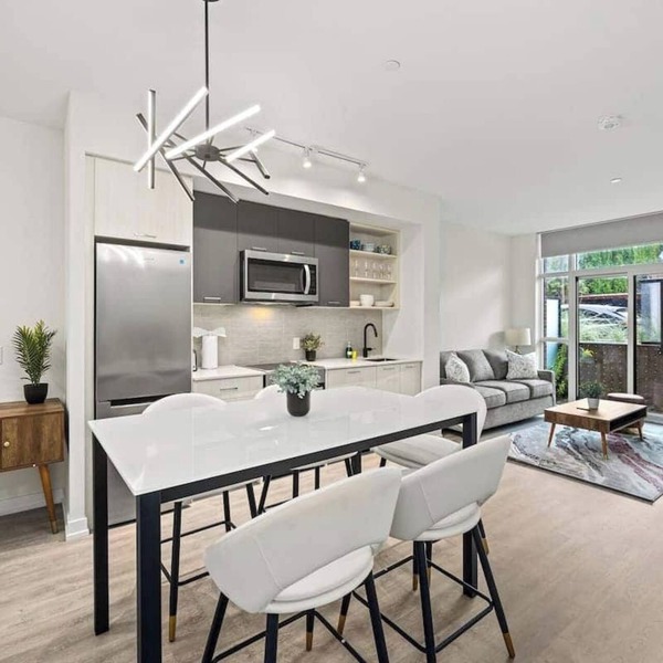 Chic and Comfortable 2-Bedroom Suite Perfect for Relaxing Toronto Getaways
