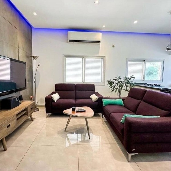 Chic central 2BR Apt, Equipped Kitchen & Spacious Living – 5 Min to Beach,