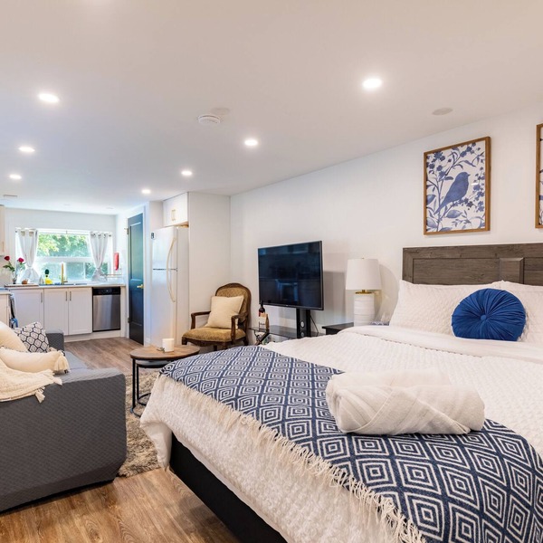 Chic Hotel-Style Retreat by Toronto Premium Outlets