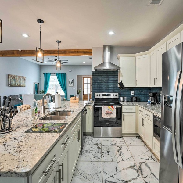 Chic Memphis Home w/Deck ~ 2 Mi to Dtwn!