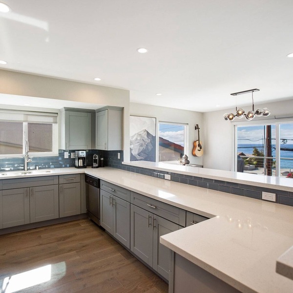 Chic Ocean View Apt Balcony and Two King Suites