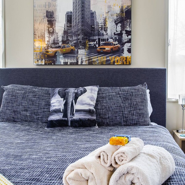 Chic Private Studio Close to Airport, Bus & Shops - Breakfast included