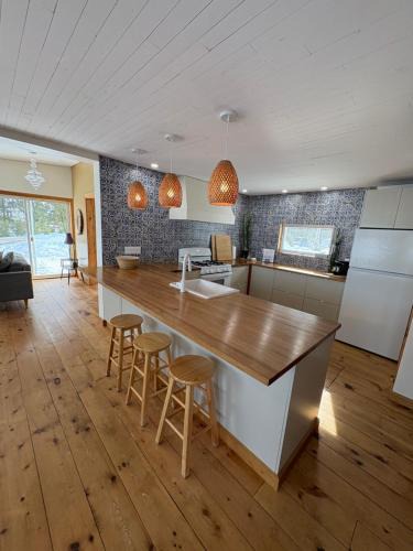 Chic refuge sur le bord de l'eau et des sentiers motoneiges!