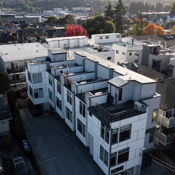 Chic Seattle Ballard Townhouse with Rooftop Retreat Walkable to shops and dining