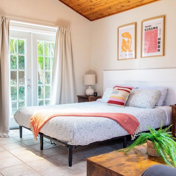 Chic & Spacious Studio by the Beach Prime La Jolla Spot Sleeps 4!