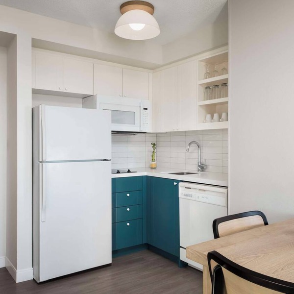 Chic Suite Ideal for Long Stays with Full Kitchen & Swimming Pool