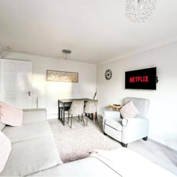 Chic Thornton Heath Flat with Hot Tub – Relax & Explore London