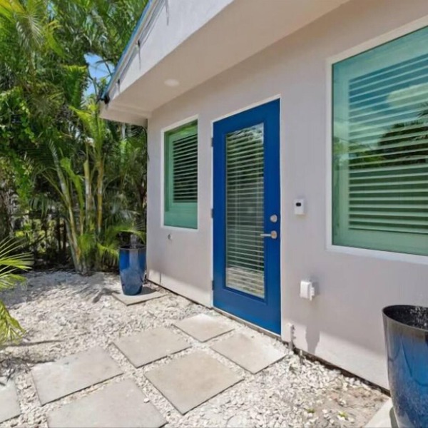 Chic Upscale Tiny House with WiFi and AC Best Location in Palm Beach Gardens