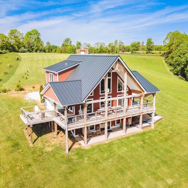 Chieftain Meadows 20+ private acres, Hot Tub, Trails, FirePit, Wifi, Game Room