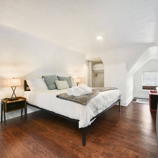 Child Friendly, Parking, King Bed, 15 min to Downtown