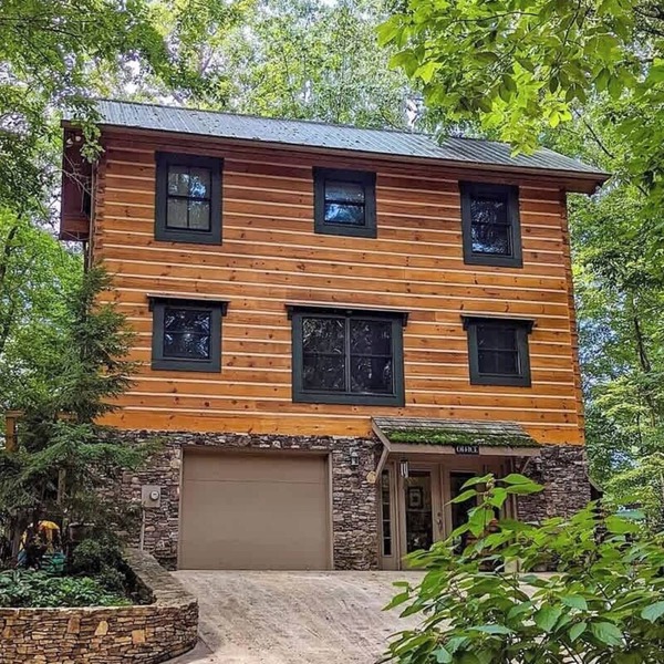 Chilhowee-Big log cabin with hot tub by the Ocoee