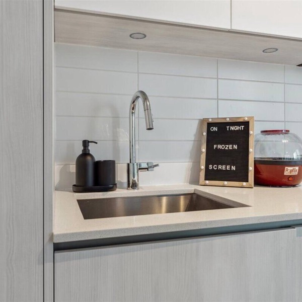 Chill Island - CN Tower Vibes downtown Toronto with 3 bedrooms & free parking!