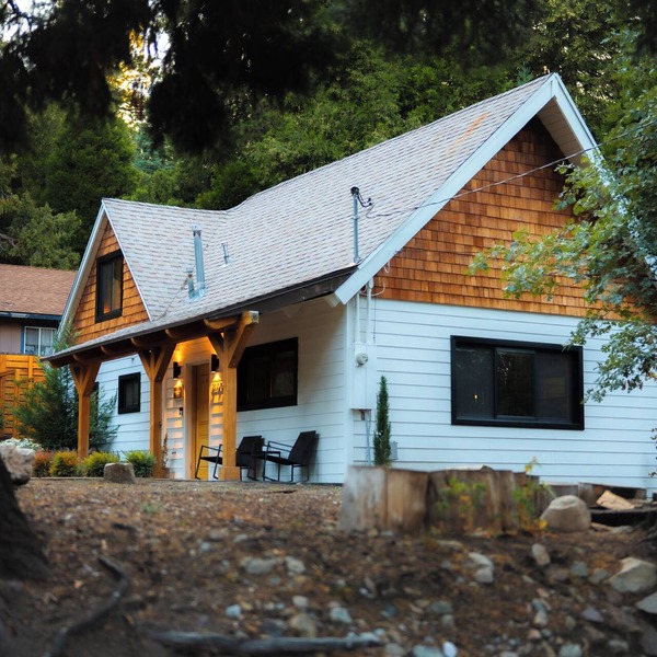 Christmas Tree Cottage/EV Charger/Fenced In Yard For Pets & Kids