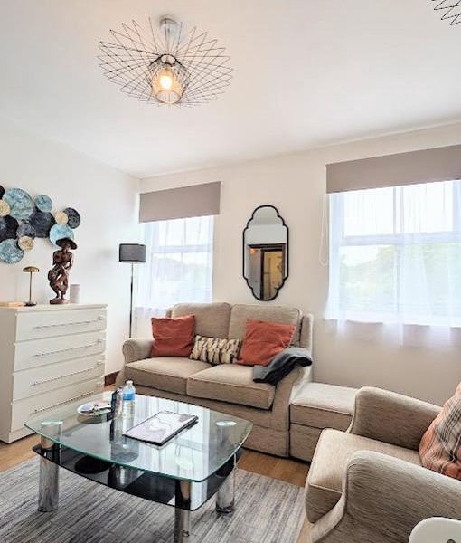 CJ Maison - "Spacious Family Friendly 2-Bedroom Apartment in the City Centre with free on-site parking, free Wi-Fi"