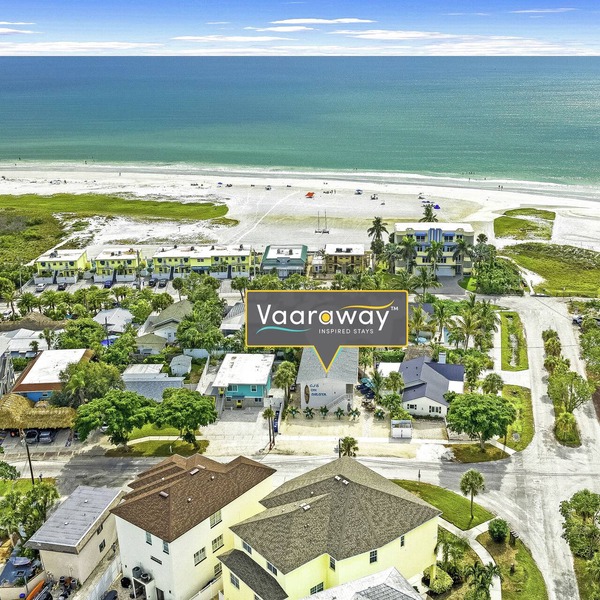 CJs - Pet Friendly, Located in Siesta Key Village, Steps to Siesta Key Beach!