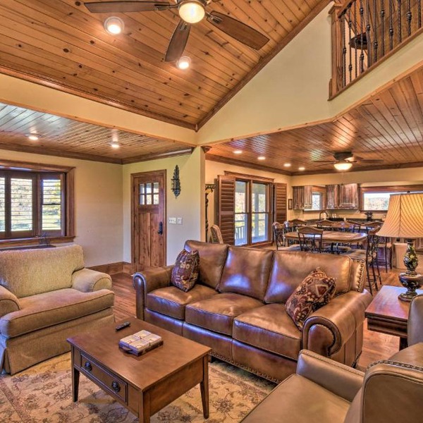 Clarkesville Ranch Cabin w/Screened-In Porch!