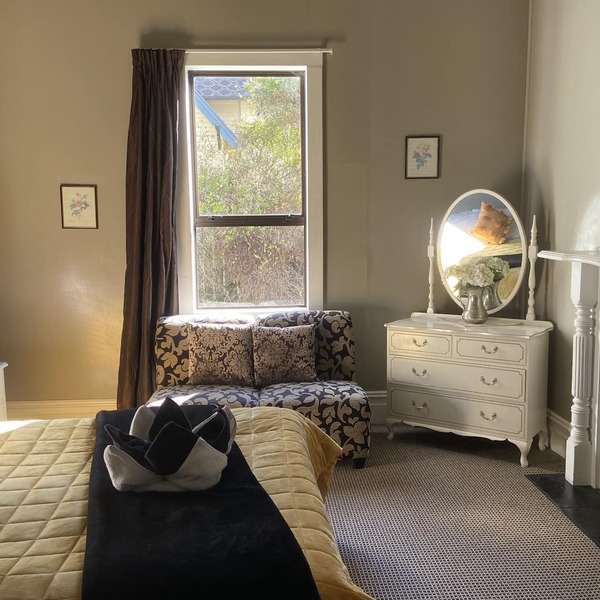 Classic 4 bed 3 bath Villa. Family/pet/group friendly. Fireplace lounge/wifi.