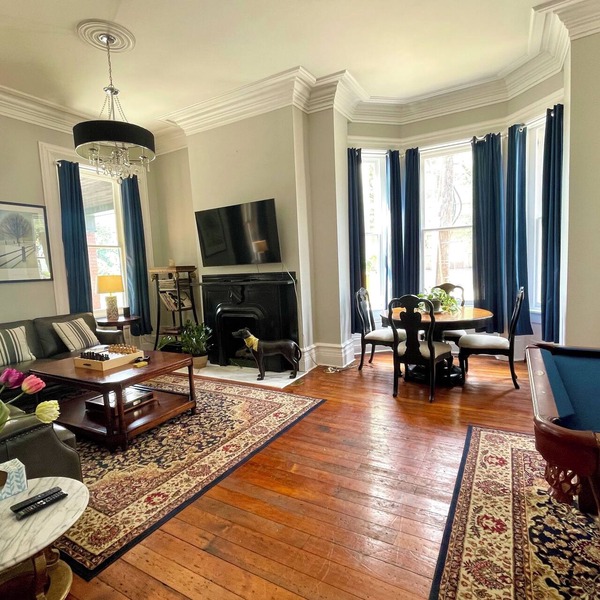 Classic Pgh elegance in the heart of the city. All-suites home. Sleeps 14.