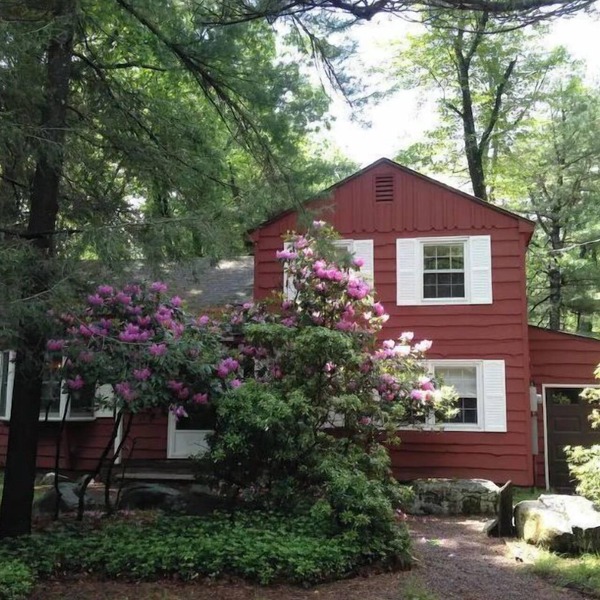 Classic Pocono Mountain Cottage in Split Rock