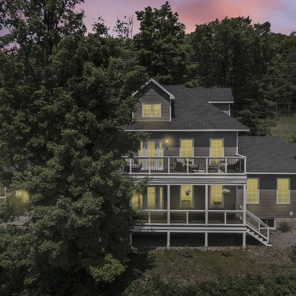 Classy Estate with Views + Walk to the Neat Café (10 min to Calabogie!)
