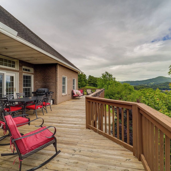 Classy Home w/Hot Tub + Mt. Jefferson Views!