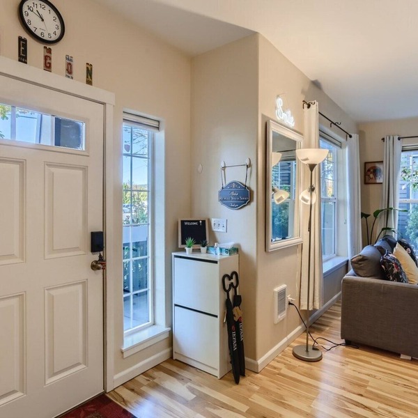 Clean and comfortable condo near Nike, Intel and train station.