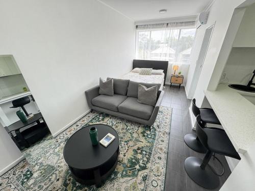 Clean Bright Studio Apartment - Walkable Location