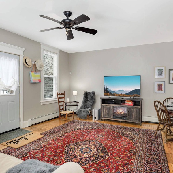 CLEAN comfortable 2BR GREAT BEDS and bedding. WALK to EXCEL and DT St Paul!
