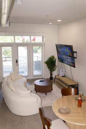 Close to Convention Center & Stadiums